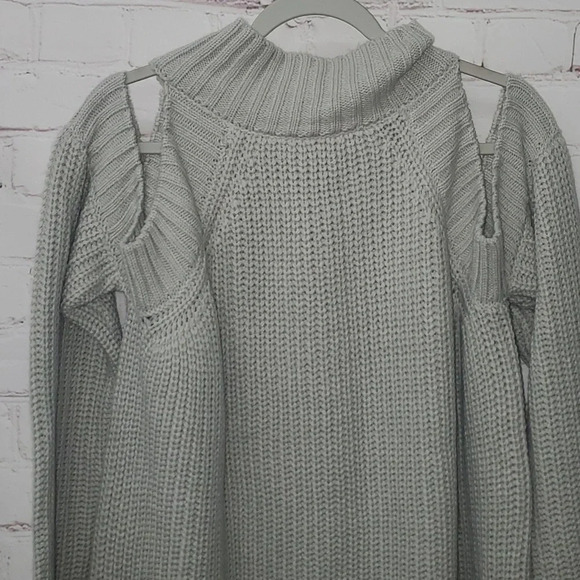 Glitzy Girlz Gray Cold Shoulder Sweater Women's Size 1x - Picture 10 of 16
